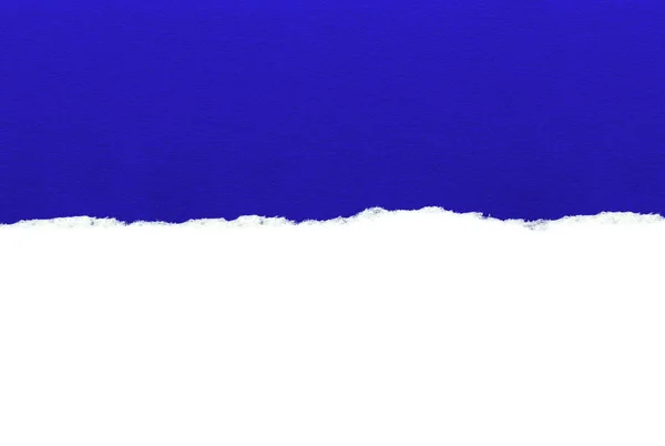 Λευκό χαρτί με σχισμένες άκρες απομονωμένες με σκούρο μπλε φόντο χαρτιού. Καλή υφή χαρτιού — Φωτογραφία Αρχείου