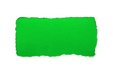 Beyaz kağıtta yırtık kenarlı bir delik beyaz arka planda izole edilmiş parlak yeşil renkli kağıt arka planda. Kağıt dokusu iyi
