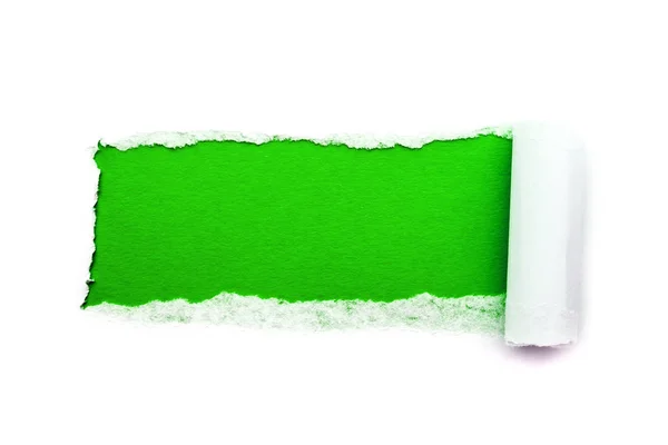 Ein Loch in weißem Papier mit abgerissenen Kanten isoliert auf weißem Hintergrund mit einem hellgrünen Papierhintergrund innen. gute Papierstruktur — Stockfoto