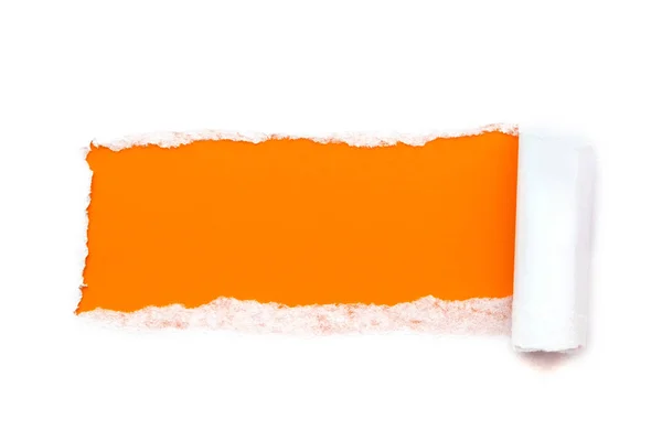 Ein Loch in weißem Papier mit gerissenen Kanten isoliert auf weißem Hintergrund mit einem leuchtend orangefarbenen Papierhintergrund im Inneren. — Stockfoto