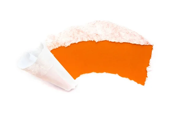 Dziura w białym papierze z rozdartymi krawędziami odizolowana na białym tle z jasnopomarańczowym tłem papierowym wewnątrz. — Zdjęcie stockowe