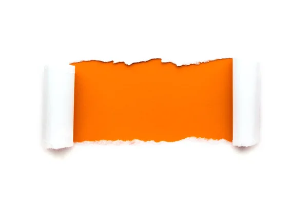 Ein Loch in weißem Papier mit gerissenen Kanten isoliert auf weißem Hintergrund mit einem leuchtend orangefarbenen Papierhintergrund im Inneren. — Stockfoto