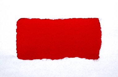 Beyaz kağıtta yırtık kenarlı, parlak kırmızı kağıtlı bir delik. Kağıt dokusu iyi.