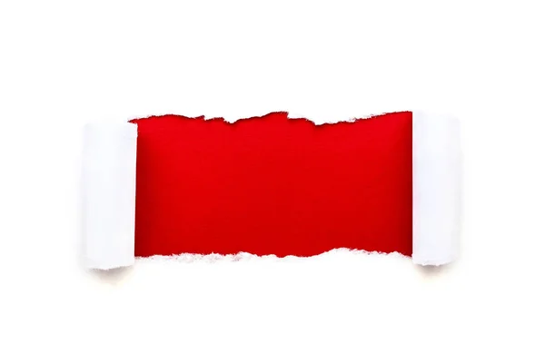 Un agujero en papel blanco con bordes rotos aislados sobre un fondo blanco con un fondo de papel de color rojo brillante en el interior. Buena textura de papel . — Foto de Stock