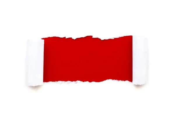 Un agujero en papel blanco con bordes rotos aislados sobre un fondo blanco con un fondo de papel de color rojo brillante en el interior. Buena textura de papel . — Foto de Stock