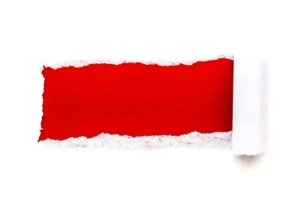 Ein Loch in weißem Papier mit abgerissenen Kanten isoliert auf weißem Hintergrund mit einem leuchtend roten Papierhintergrund im Inneren. gute Papierstruktur. — Stockfoto