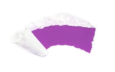 Beyaz kağıtta yırtık kenarlı, beyaz bir arka planda, parlak menekşe renkli kağıt zeminli bir delik. Keskin kağıt dokusu.