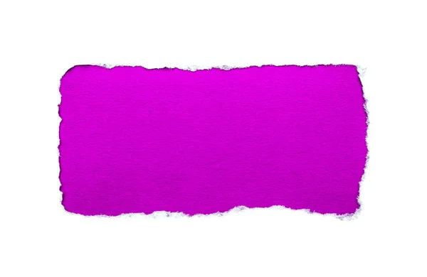 Um buraco em papel branco com bordas rasgadas isoladas em um fundo branco com um fundo de papel de cor violeta brilhante dentro. Boa textura de papel afiada . — Fotografia de Stock