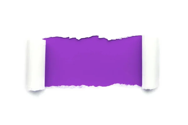 Dziura w białym papierze z rozdartymi krawędziami izolowane na białym tle z jasnym fioletowym tle papieru wewnątrz. Dobra faktura ostrego papieru. — Zdjęcie stockowe