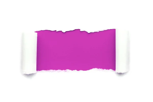 Dziura w białym papierze z rozdartymi krawędziami izolowane na białym tle z jasnym fioletowym tle papieru wewnątrz. Dobra faktura ostrego papieru. — Zdjęcie stockowe