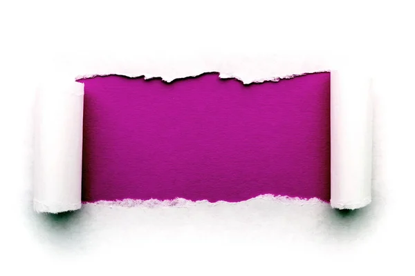 Um buraco em papel branco com bordas rasgadas isoladas em um fundo branco com um fundo de papel cor bordô dentro. Boa textura de papel afiada . — Fotografia de Stock