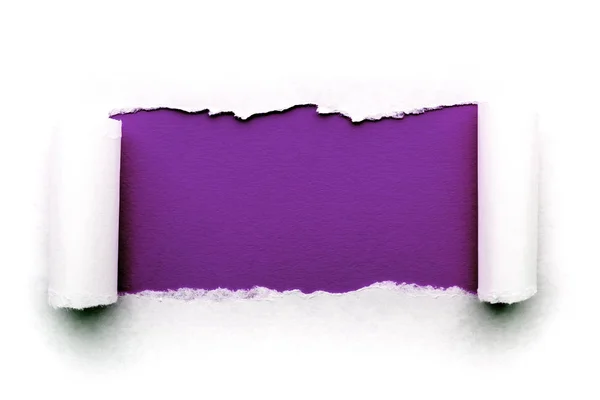 Ein Loch in weißem Papier mit gerissenen Kanten isoliert auf weißem Hintergrund mit einem hellen violetten Papierhintergrund im Inneren. gute scharfe Papierstruktur. — Stockfoto