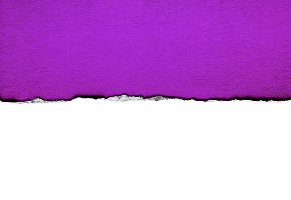 引き裂かれた縁を持つ白い紙は、明るい紫色の紙の背景で隔離されています。良い紙の質感 — ストック写真