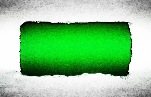 Díra ve vinobraní papíru s roztrženými okraji zblízka se zeleným vi — Stock fotografie