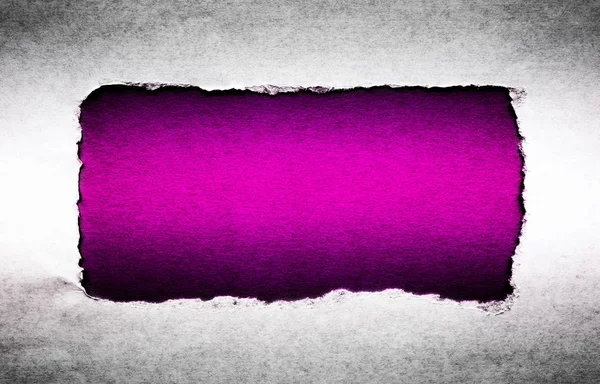 Dziura w zabytkowym papierze z rozdartymi krawędziami zbliżenie z różowym żywym tłem kolorów wewnątrz. — Zdjęcie stockowe