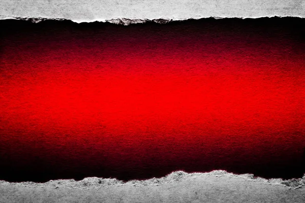 Отвір в старовинному папері з рваними краями крупним планом з червоним яскравим кольоровим фоном всередині . — стокове фото