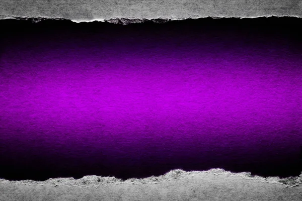 Dziura w zabytkowym papierze z rozdartymi krawędziami zbliżenie z fioletowym żywym tłem kolorów wewnątrz. — Zdjęcie stockowe