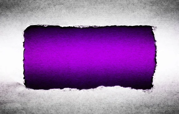 Um buraco em papel vintage com bordas rasgadas close-up com um fundo de cor vibrante violeta dentro . — Fotografia de Stock