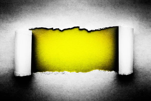 Отвір у вінтажному папері з рваними краями крупним планом з жовтим v — стокове фото