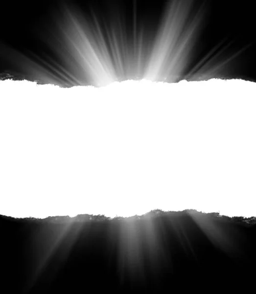 Een gat in zwart papier met gescheurde randen en doordringend zonlicht en stralen erdoor. Zonlicht breekt door de duisternis vanuit een gat.. — Stockfoto