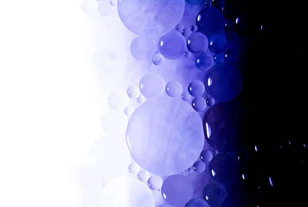 Δημιουργικό φόντο αφαίρεσης από κύκλους διαφορετικών μεγεθών με φωτισμό και κλίση σε μπλε και βιολετί χρώματα. — Φωτογραφία Αρχείου