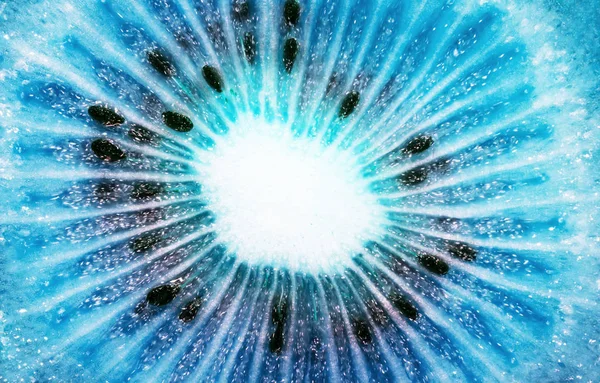 Foto macro criativa de um close-up de um núcleo de fruto de quivi em uma tendência a cores 2020 em tons azuis. Fruta kiwi azul. Ideia criativa . — Fotografia de Stock
