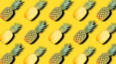 Yazın parlak sarı arka planında gölgeli ananas dilimleri ve meyvelerin yaratıcı deseni. Kesme Yolu.