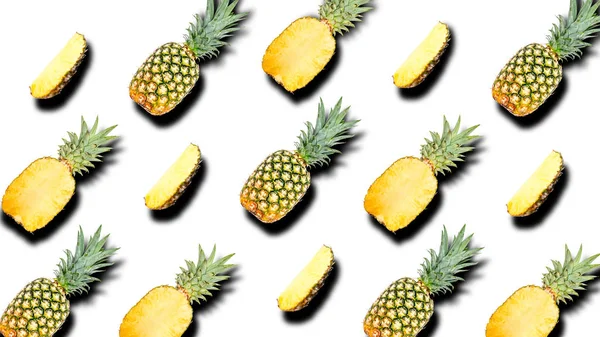 Tvůrčí pozadí ovoce celé a plátek ananas se stíny izolované na bílém. Oříznutí cesty. — Stock fotografie