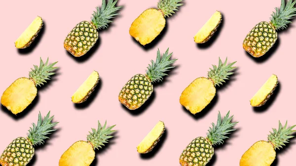 Kreativní vzor ovoce celé a plátek ananas se stíny na měkké růžové barvy letní pozadí. Oříznutí cesty. — Stock fotografie