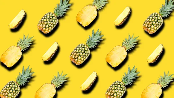 Tvůrčí vzor ovoce celé a plátek ananas se stíny na jasně žlutém letním pozadí. Oříznutí cesty. — Stock fotografie