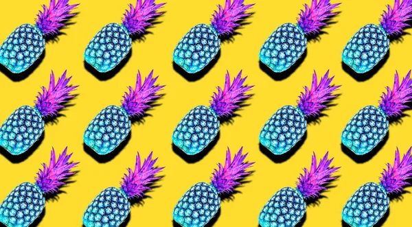 Kreatív minta egész gyümölcs ananász szokatlan kék és rózsaszín színek árnyékok élénk sárga nyári háttér. Vágási útvonal. — Stock Fotó