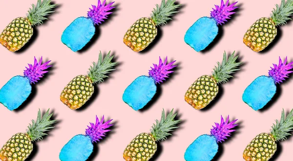 Patrón creativo de piñas de frutas enteras y cortadas de colores con sombras sobre un fondo de verano de color rosa suave. Recorte de ruta . — Foto de Stock