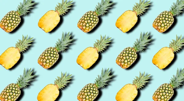 Kreatív minta gyümölcs egész és szelet ananász árnyékok lágy kék nyári háttér. Vágási útvonal. — Stock Fotó