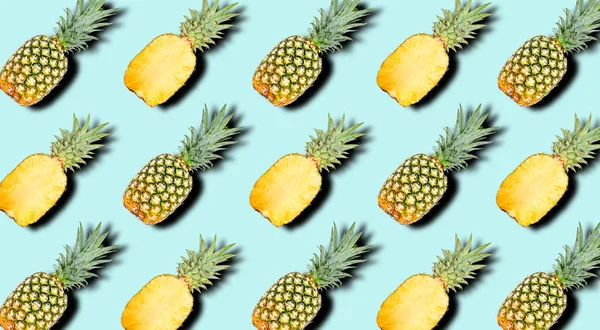 Tvůrčí vzor ovoce celé a plátek ananas se stíny na měkkém modrém letním pozadí. Oříznutí cesty. — Stock fotografie