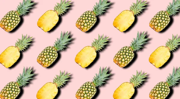 Kreativní vzor ovoce celé a plátek ananas se stíny na měkké růžové barvy letní pozadí. Oříznutí cesty. — Stock fotografie