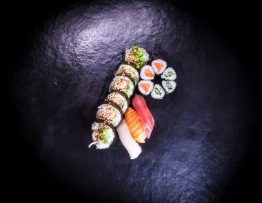 Eskici arka planda çeşitli suşiler var..