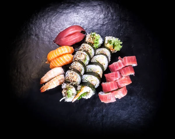 大组不同的寿司特写在黑暗的老式背景下. — 图库照片