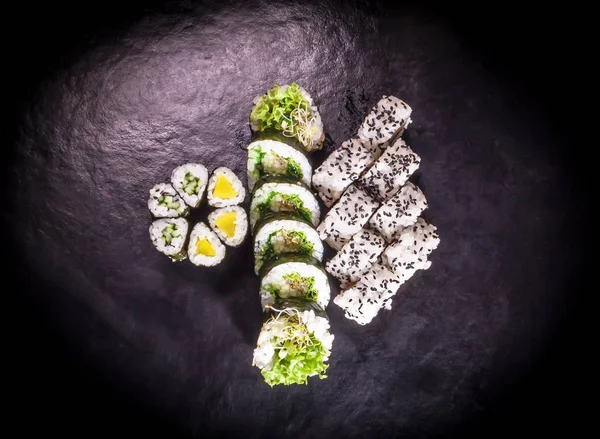 一组不同的素食寿司特写，背景为深色。. — 图库照片