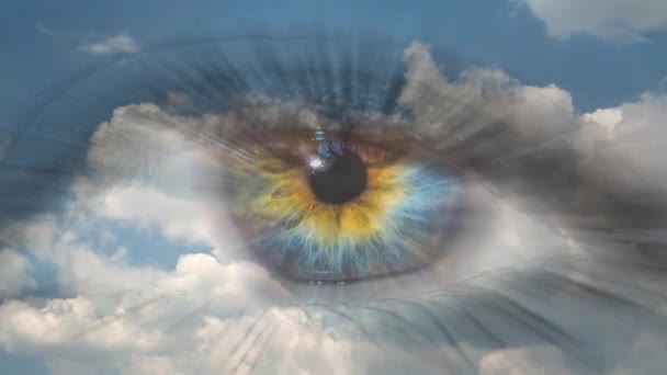 Temps créatif tours vidéo de nuages en mouvement et multi-couleur macro oeil humain gros plan se déplaçant vers la caméra. L'idée de Dieu, l'esprit supérieur .
