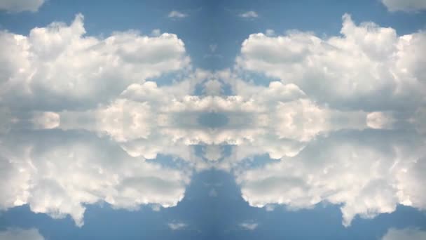具有反射和镜像效果的活动云彩的有创意的4K时间圈视频 就像万花筒 美丽的镜像映衬着在蓝色的夏日天空中快速移动的云彩 — 图库视频影像