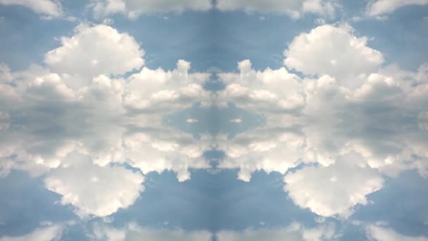 創造的な4K時間は 万華鏡のように反射とミラー効果で雲を移動するビデオを周回します 青い夏の空に速い移動雲の美しいミラーパターン — ストック動画