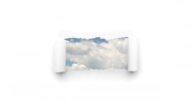 Yaratıcı 4k zaman, mavi gökyüzündeki hızlı hareket eden bulutların beyaz kağıtta yırtık kenarları olan bir delikten görülebilen videolarını içerir. Fırsat kavramı, mutlu bir gelecek..