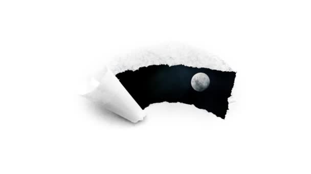 創造的な4K時間は 白い紙の端を引き裂かれた穴を通して見える浮遊雲と夜空に輝く満月のビデオを周回します — ストック動画