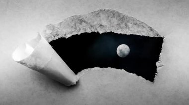 Yaratıcı 4k zaman, gece gökyüzünde yüzen bulutlarla parlayan bir dolunayın eski grunge kağıdında yırtık kenarları olan bir delikten görülebilen videosunu sunar..