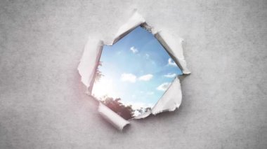 Yaratıcı 4k zaman, günbatımında mavi gökyüzünde hızla hareket eden bulutların videosunu gösterir. Güneş ışığı, eski grunge antika kağıdında yırtık kenarları olan bir çember delikten görünür..