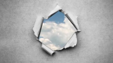 Yaratıcı 4k zaman, mavi gökyüzündeki hızlı hareket eden bulutların eski grunge eski kağıt parçalarında yırtık kenarları olan bir çember delikten görülebilen videolarını içerir..