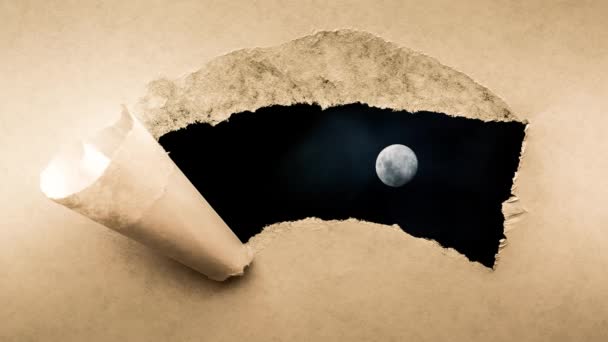 創造的な4K時間は 古いレトロなグランジヴィンテージの紙で縁を引き裂かれた穴を通して見える浮遊雲と夜空に輝く満月のビデオを周回します — ストック動画