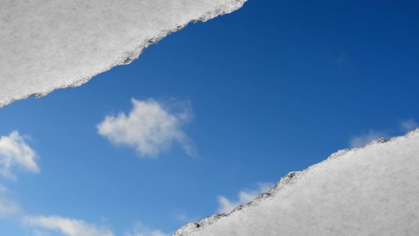 Temps Créatif Tours Vidéo Nuages Mouvement Rapide Dans Ciel Bleu — Video