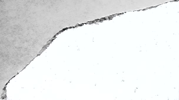 역그릴 빈티지 종이에 찢어진 가장자리와 구멍을 수있는 천천히 떨어지는 크리에이티브 — 비디오