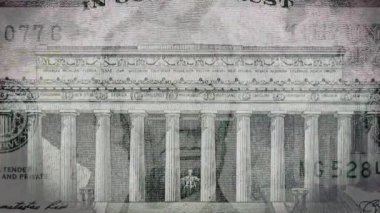 Abraham Lincoln 'ün yakın plan portresi, parlayan gözlerinin ve 1 dolarlık banknotun piramidinin etkisiyle beş Amerikan doları banknotunun yaratıcı 4K videosu. 5 dolarlık banknotun detayları.
